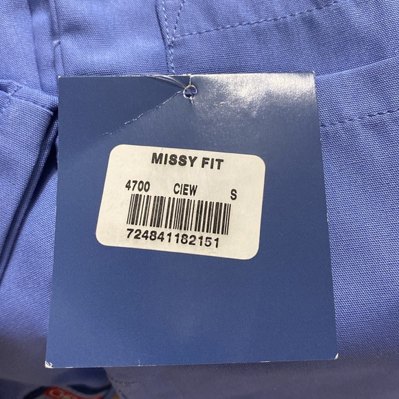 Scrub set includes pants and top - Picture 4 of 5